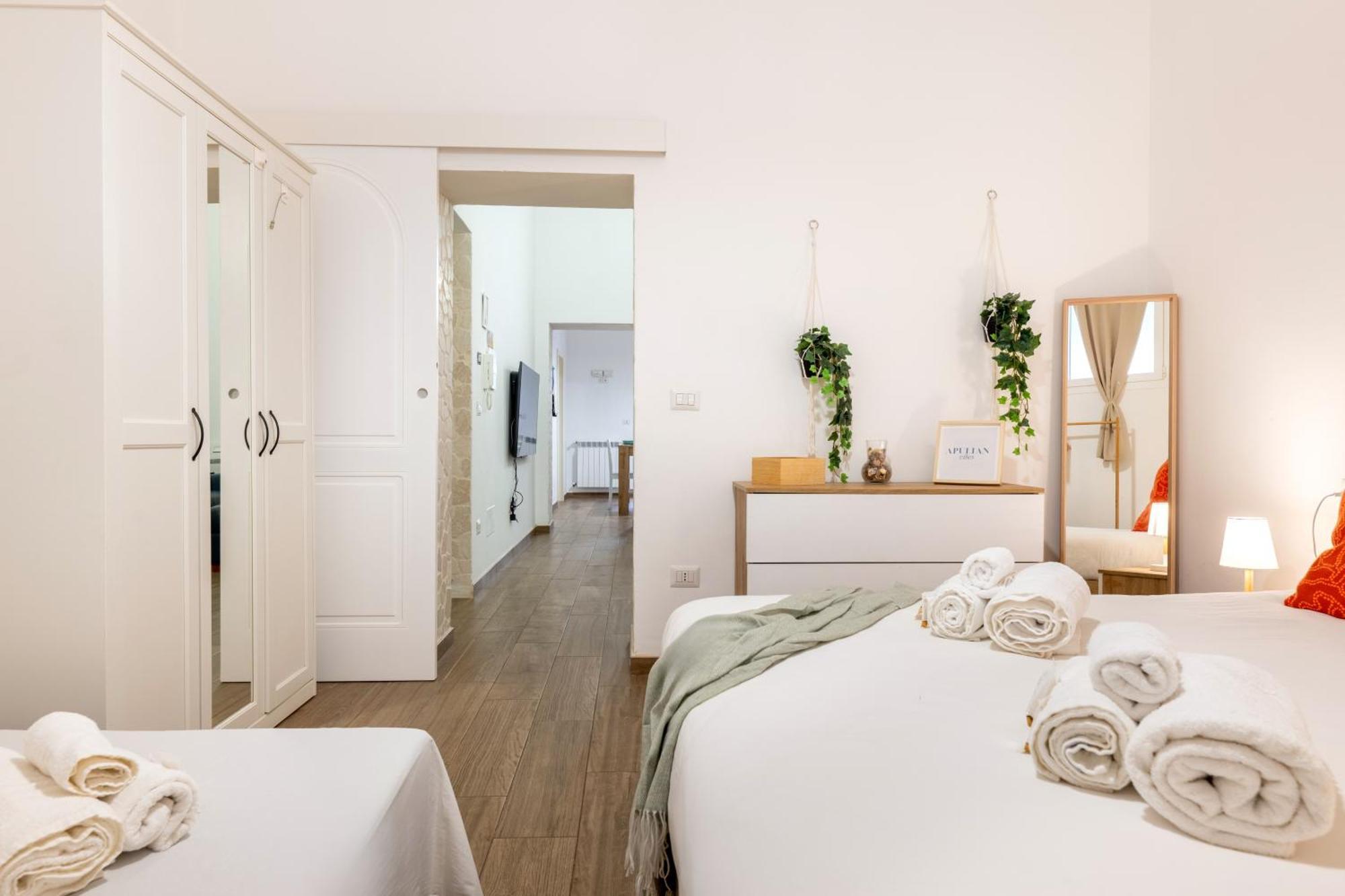Modern Stone Apartment In The Heart Of Bari Buitenkant foto