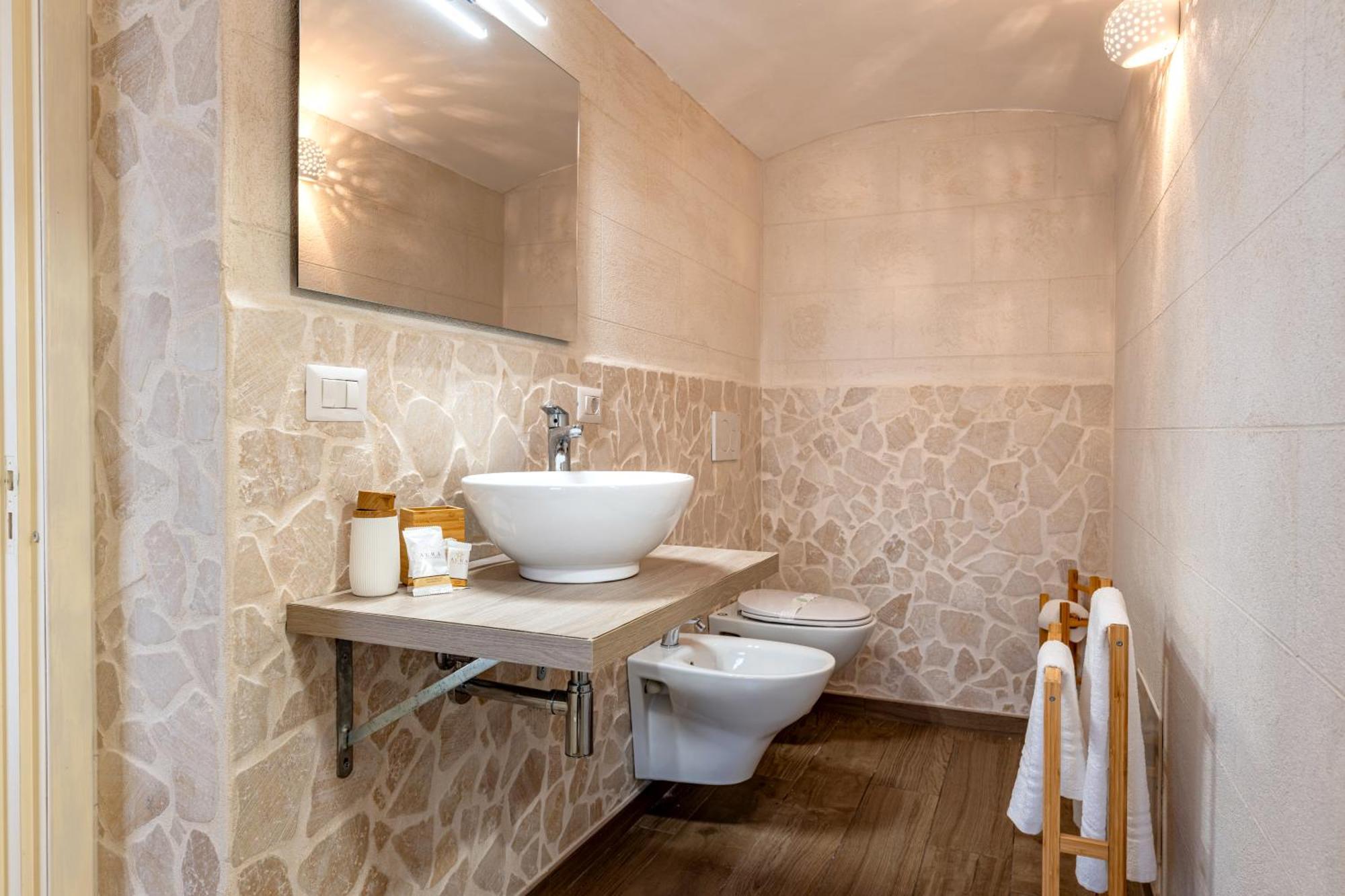 Modern Stone Apartment In The Heart Of Bari Buitenkant foto
