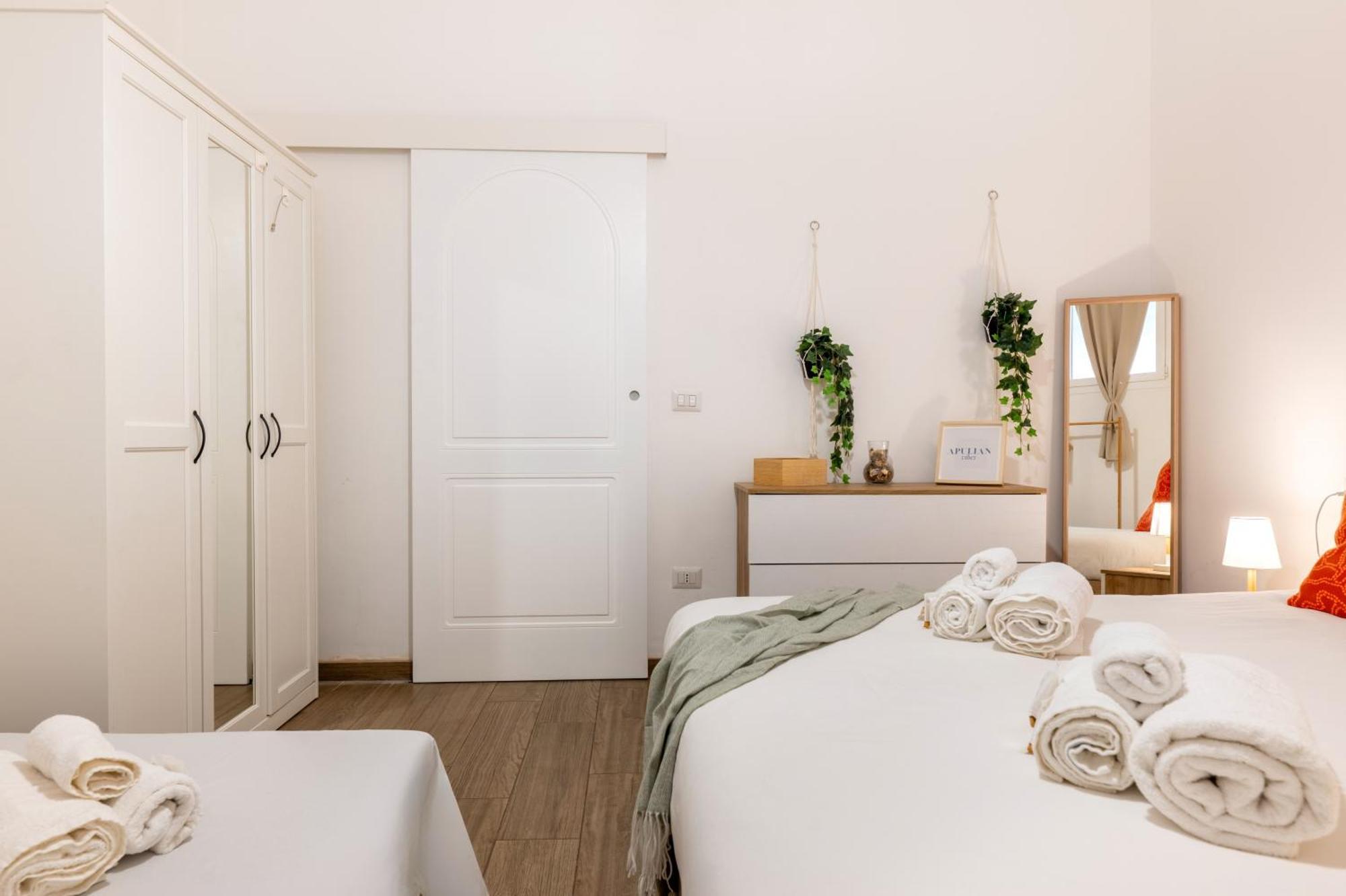 Modern Stone Apartment In The Heart Of Bari Buitenkant foto