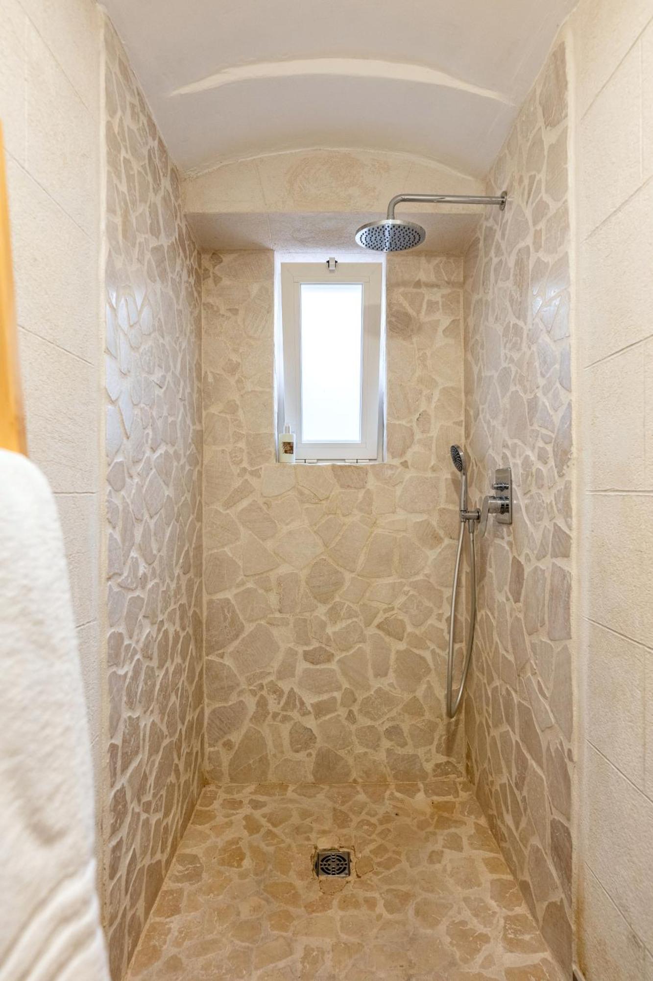 Modern Stone Apartment In The Heart Of Bari Buitenkant foto
