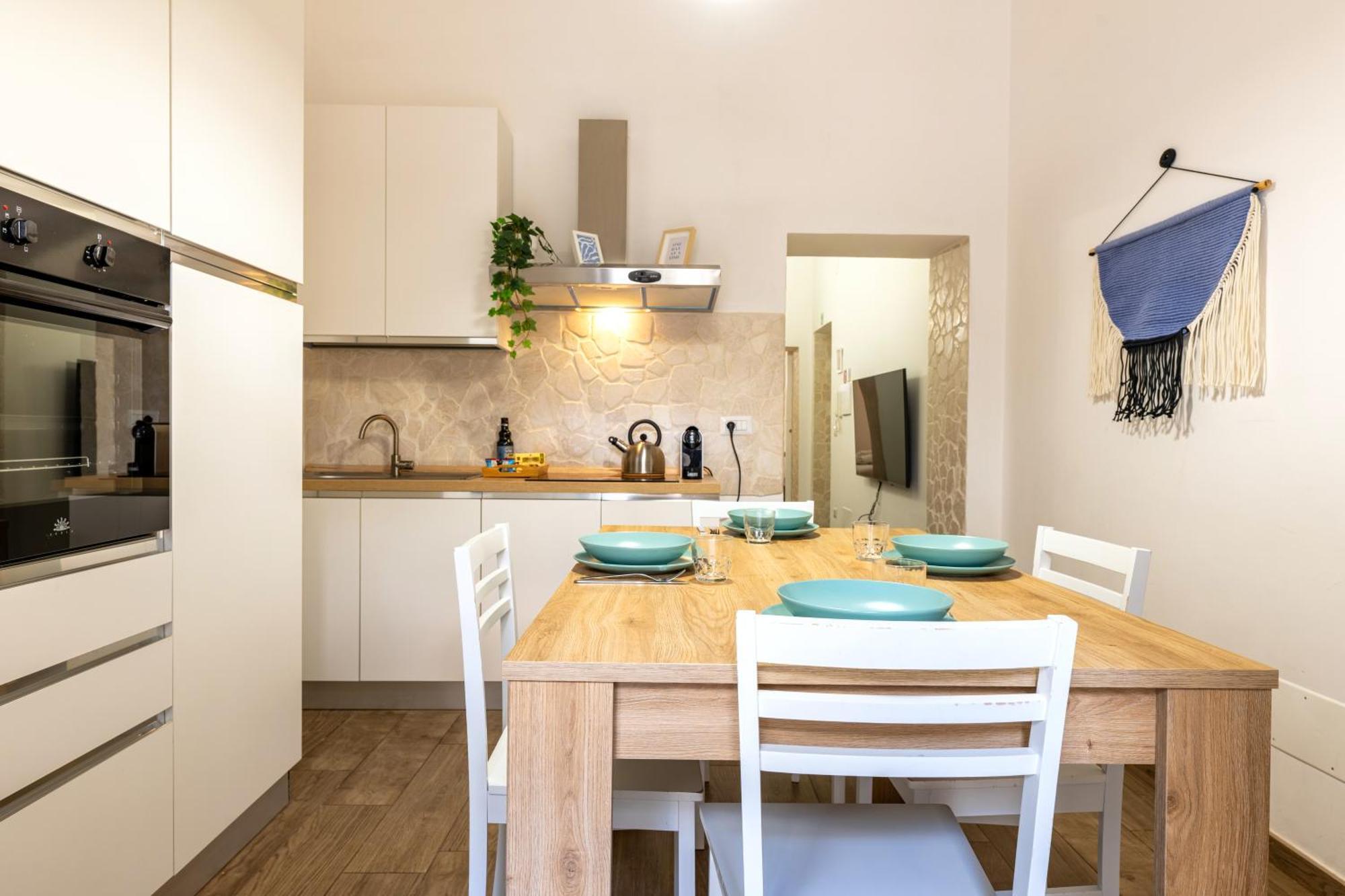 Modern Stone Apartment In The Heart Of Bari Buitenkant foto