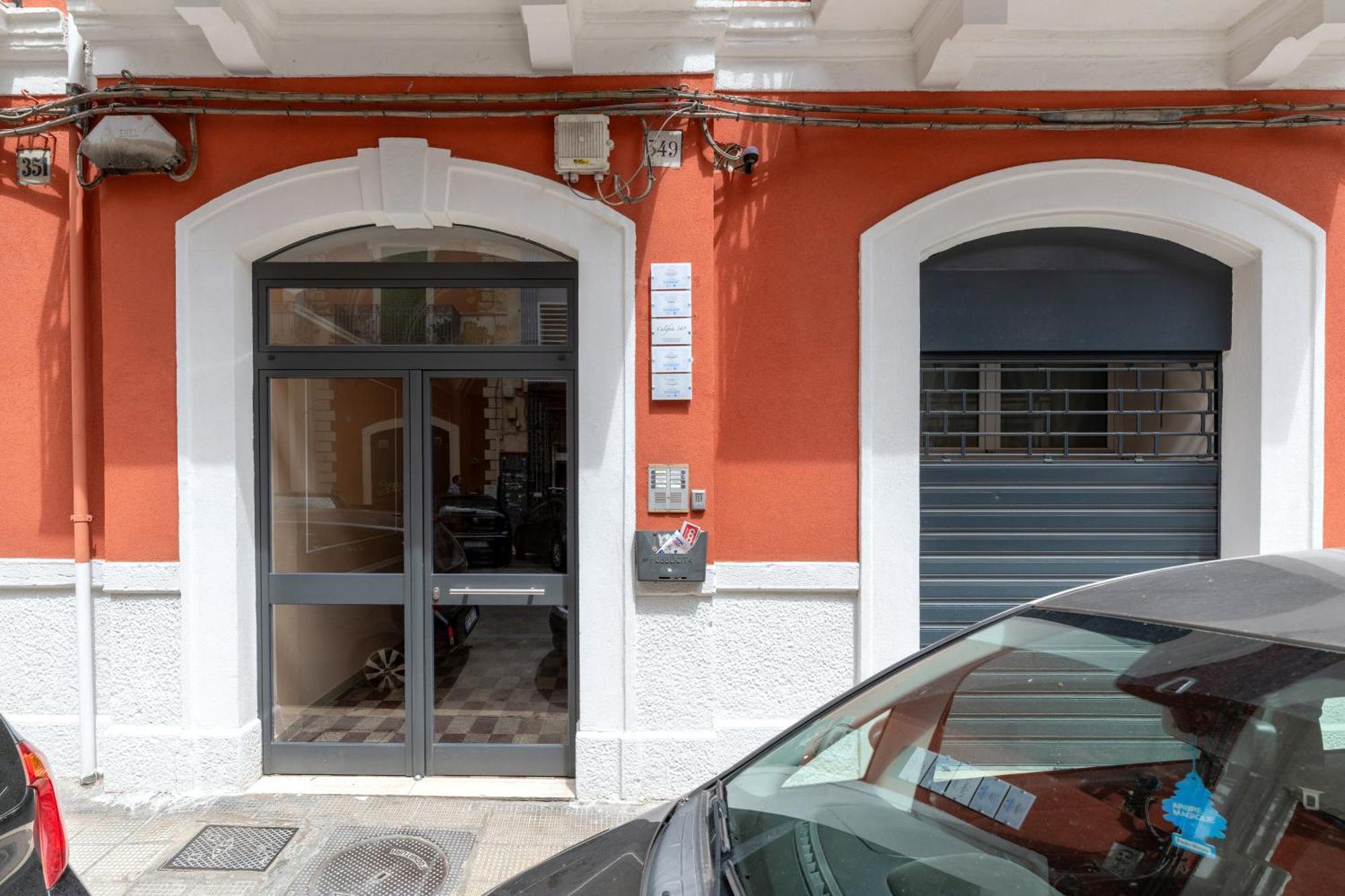 Modern Stone Apartment In The Heart Of Bari Buitenkant foto