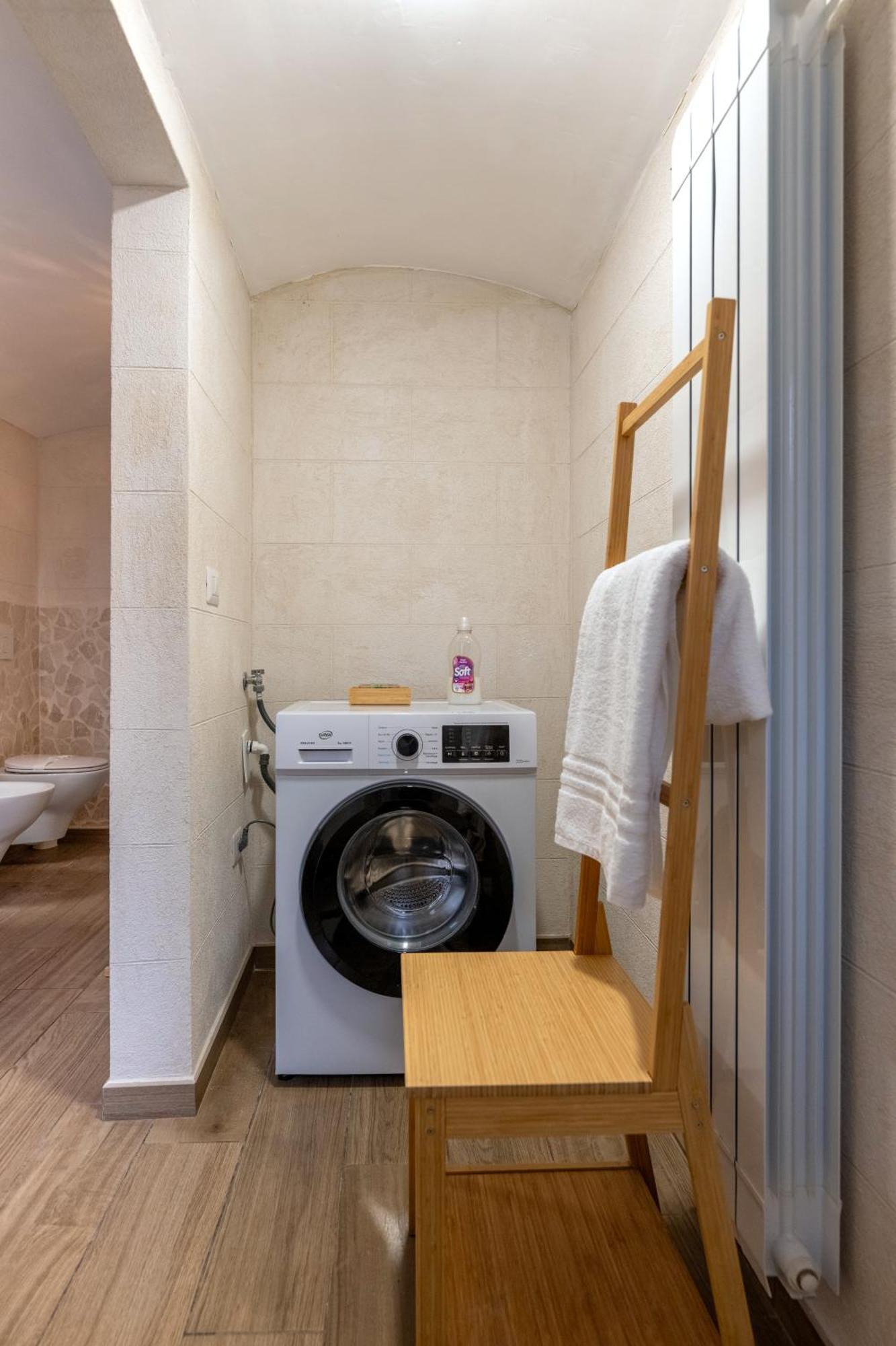 Modern Stone Apartment In The Heart Of Bari Buitenkant foto