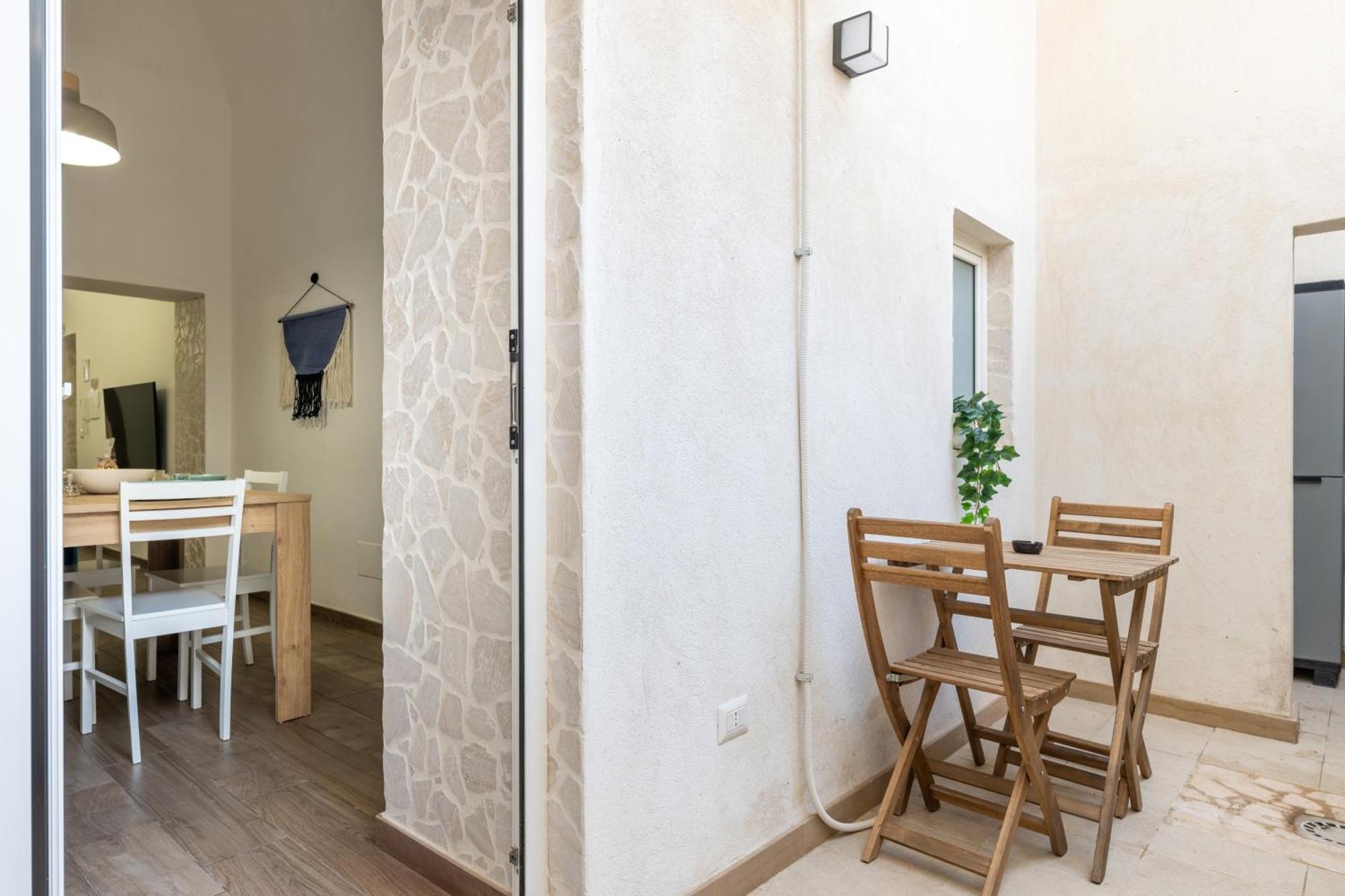 Modern Stone Apartment In The Heart Of Bari Buitenkant foto