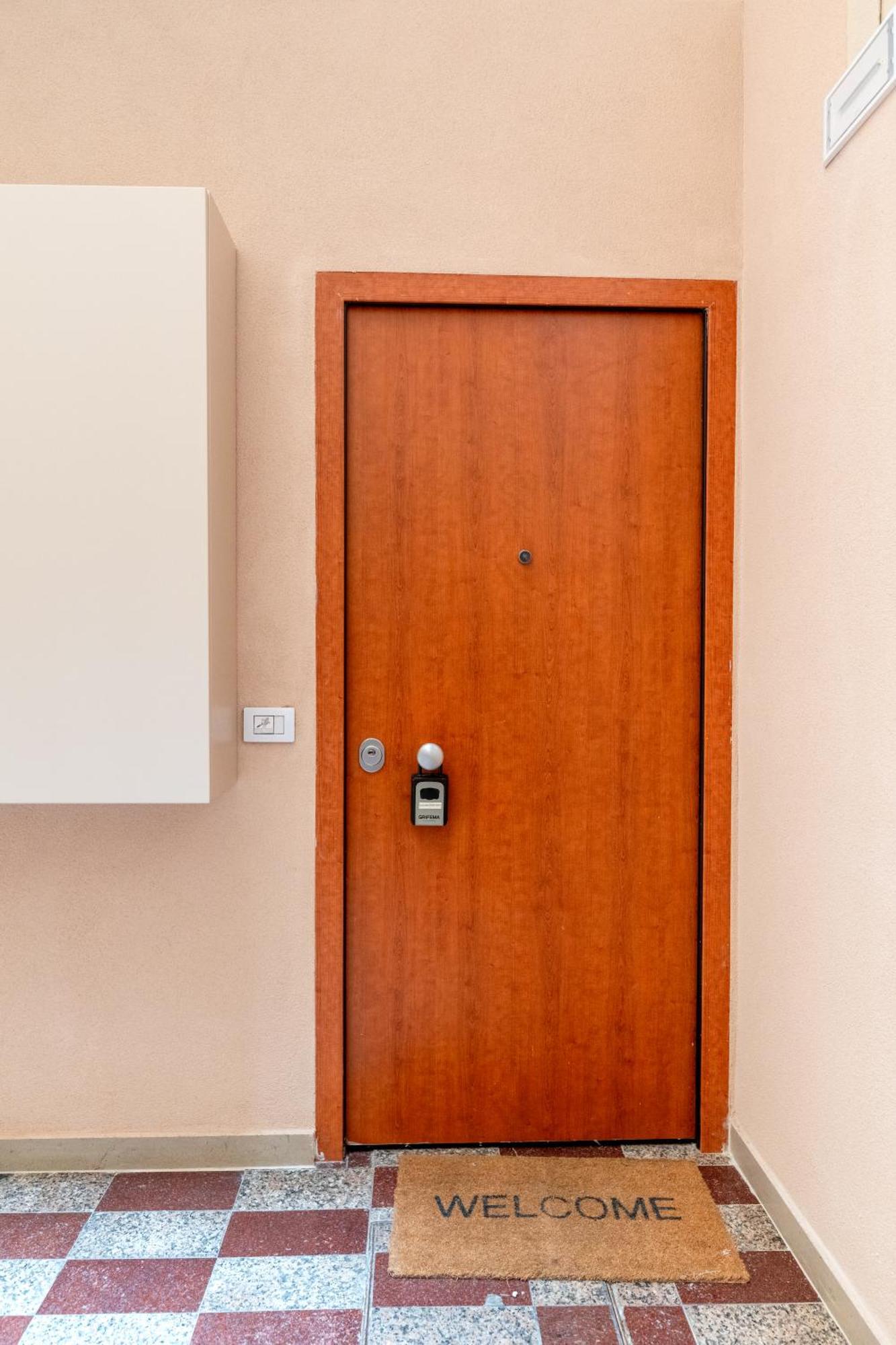 Modern Stone Apartment In The Heart Of Bari Buitenkant foto