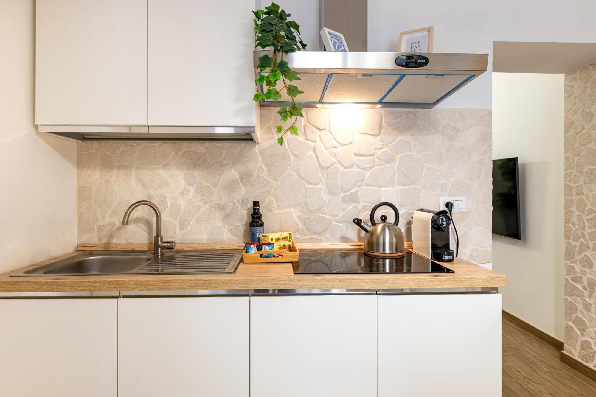 Modern Stone Apartment In The Heart Of Bari Buitenkant foto